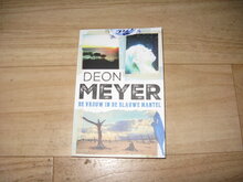 Deon-Meyer-De-vrouw-in-de-blauwe-mantel